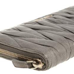 Pre Owned محفظة ميو ميو جلد ماتيلاس أخضر افوكادو سحاب ملتف