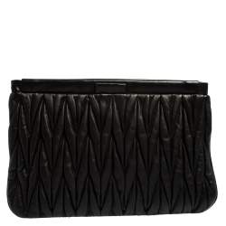 مملوكة مسبقًا حقيبة كلتش ميو ميو جلد مبطن أسود 