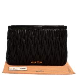 مملوكة مسبقًا حقيبة كلتش ميو ميو جلد مبطن أسود 