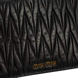 مملوكة مسبقًا حقيبة كلتش ميو ميو جلد مبطن أسود 