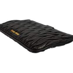 مملوكة مسبقًا حقيبة كلتش ميو ميو جلد مبطن أسود 