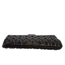 مملوكة مسبقًا حقيبة كلتش ميو ميو جلد مبطن أسود 