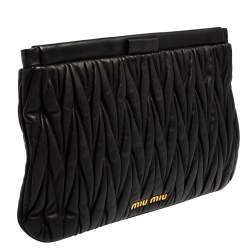 مملوكة مسبقًا حقيبة كلتش ميو ميو جلد مبطن أسود 