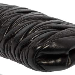 مملوكة مسبقًا حقيبة كلتش ميو ميو جلد مبطنة سوداء 