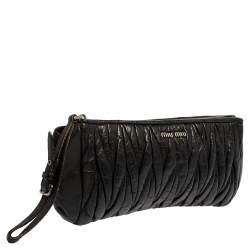 مملوكة مسبقًا حقيبة كلتش ميو ميو جلد مبطنة سوداء 