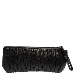 مملوكة مسبقًا حقيبة كلتش ميو ميو جلد مبطنة سوداء 