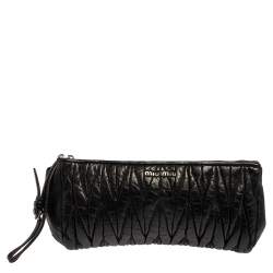 مملوكة مسبقًا حقيبة كلتش ميو ميو جلد مبطنة سوداء 