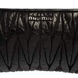 مملوكة مسبقًا حقيبة كلتش ميو ميو جلد مبطنة سوداء 