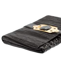 Pre Owned حقيبة كلتش ميو ميو جلد أسود لامع بطيات