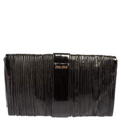 Pre Owned حقيبة كلتش ميو ميو جلد أسود لامع بطيات