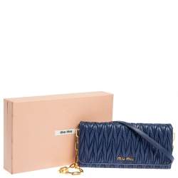 Pre Owned محفظة بسلسلة ميو ميو جلد ماتيلاس أزرق بقلاب