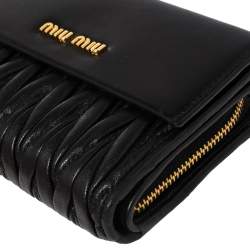 مملوكة مسبقًا محفظة مضغوطة ميو م يو جلد ماتيلاس أسود بقلاب 