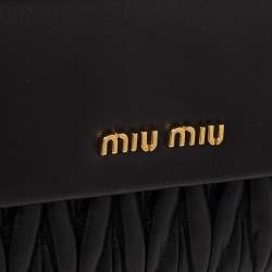 مملوكة مسبقًا محفظة مضغوطة ميو ميو جلد ماتيلاس أسود بقلاب 