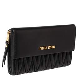 مملوكة مسبقًا محفظة مضغوطة ميو ميو جلد ماتيلاس أسود بقلاب 