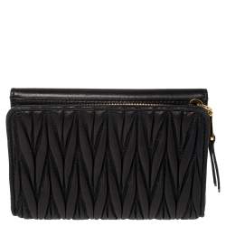 مملوكة مسبقًا محفظة مضغوطة ميو ميو جلد ماتيلاس أسود بقلاب 