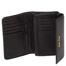 مملوكة مسبقًا محفظة مضغوطة ميو ميو جلد ماتيلاس أسود بقلاب 