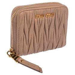 مملوكة مسبقًا محفظة ميو ميو مضغوطة سحاب ملتف جلد مبطن وردي فاتح
