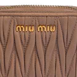 مملوكة مسبقًا محفظة ميو ميو مضغوطة سحاب ملتف جلد مبطن وردي فاتح