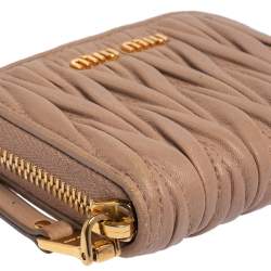 مملوكة مسبقًا محفظة ميو ميو مضغوطة سحاب ملتف جلد مبطن وردي فاتح