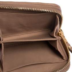 مملوكة مسبقًا محفظة ميو ميو مضغوطة سحاب ملتف جلد مبطن وردي فاتح