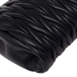 مملوكة مسبقًا Miu Miu Black Matelassé Leather Wristlet Clutch