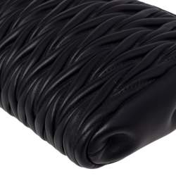 مملوكة مسبقًا Miu Miu Black Matelassé Leather Wristlet Clutch