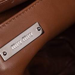 مملوكة مسبقًا حقيبة ميو ميو جلد ماتيلاس بني/أحمر مرجاني بيد علوية