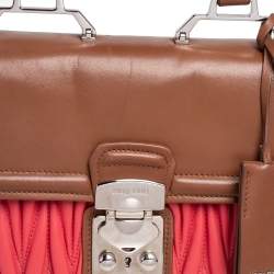 مملوكة مسبقًا حقيبة ميو ميو جلد ماتيلاس بني/أحمر مرجاني بيد علوية