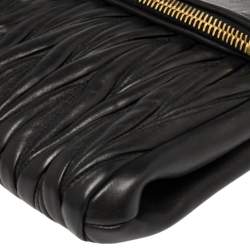 Pre Owned حقيبة كلتش ميو ميو جلد ماتيلاس أسود بطية خارجية 