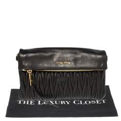 Pre Owned حقيبة كلتش ميو ميو جلد ماتيلاس أسود بطية خارجية 