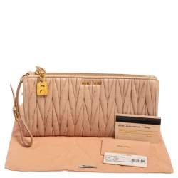 مملوكة مسبقًا Miu Miu Beige Matelasse Lux Leather Zip Wristlet Clutch