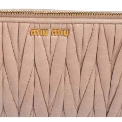 مملوكة مسبقًا Miu Miu Beige Matelasse Lux Leather Zip Wristlet Clutch