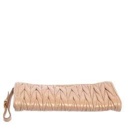 مملوكة مسبقًا Miu Miu Beige Matelasse Lux Leather Zip Wristlet Clutch