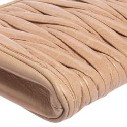 مملوكة مسبقًا Miu Miu Beige Matelasse Lux Leather Zip Wristlet Clutch