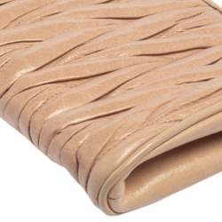 مملوكة مسبقًا Miu Miu Beige Matelasse Lux Leather Zip Wristlet Clutch