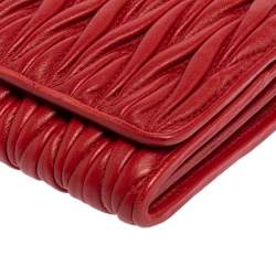 مملوكة مسبقًا Miu Miu Red Matelasse Leather Flap Wallet On Chain