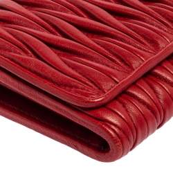 مملوكة مسبقًا Miu Miu Red Matelasse Leather Flap Wallet On Chain