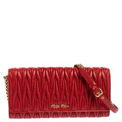 مملوكة مسبقًا Miu Miu Red Matelasse Leather Flap Wallet On Chain