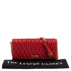 مملوكة مسبقًا Miu Miu Red Matelasse Leather Flap Wallet On Chain