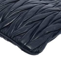 مملوكة مسبقًا حقيبة كلتش ميو ميو جلد مبطن أزرق