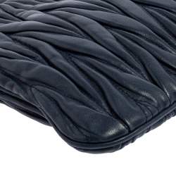 مملوكة مسبقًا حقيبة كلتش ميو ميو جلد مبطن أزرق