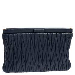 مملوكة مسبقًا حقيبة كلتش ميو ميو جلد مبطن أزرق