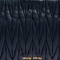 مملوكة مسبقًا حقيبة كلتش ميو ميو جلد مبطن أزرق