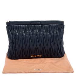 مملوكة مسبقًا حقيبة كلتش ميو ميو جلد مبطن أزرق