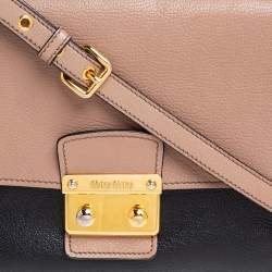 مملوكة مسبقًا حقيبة ميو ميو جلد مادراس بيج/أسود بقفل دفع وقلاب ويد علوية