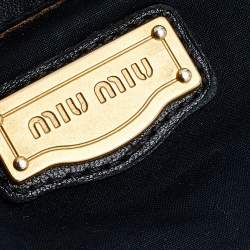 مملوكة مسبقًا حقيبة ساتشل ميو ميو كوفر تو واي جلد مبطن أسود