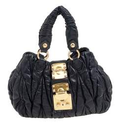 مملوكة مسبقًا حقيبة ساتشل ميو ميو كوفر تو واي جلد مبطن أسود