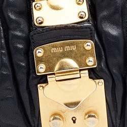 مملوكة مسبقًا حقيبة ساتشل ميو ميو كوفر تو واي جلد مبطن أسود