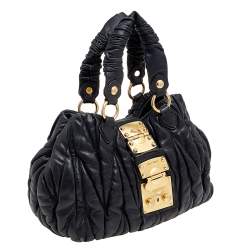 مملوكة مسبقًا حقيبة ساتشل ميو ميو كوفر تو واي جلد مبطن أسود