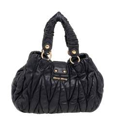 مملوكة مسبقًا حقيبة ساتشل ميو ميو كوفر تو واي جلد مبطن أسود